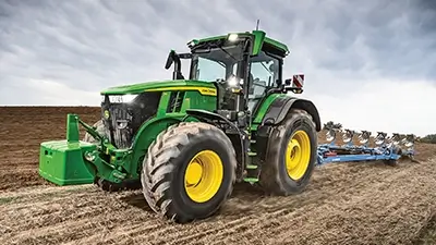 Traktor der Serie 7R von John Deere auf dem Feld