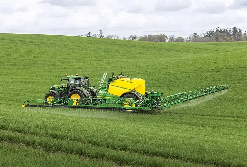 Trecker beim Rasen-Sprengen auf Wiese