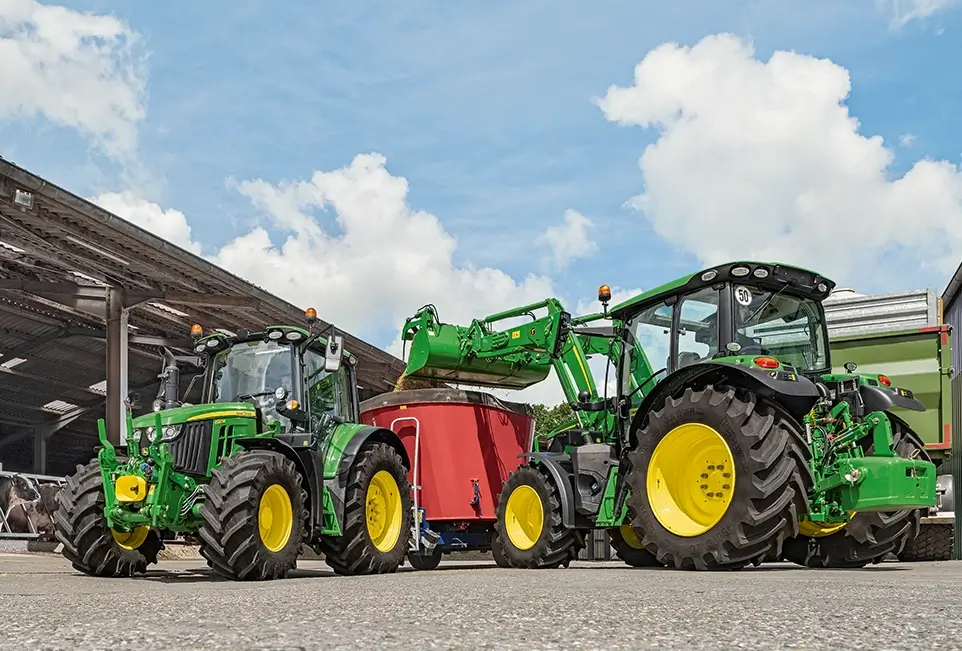 Beladen eines Fasses durch Bagger