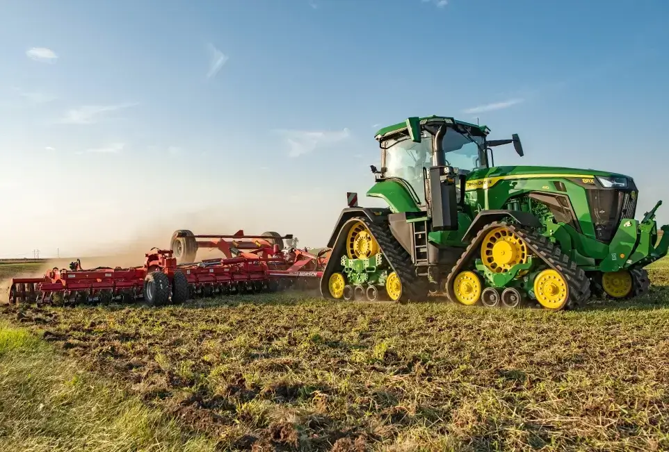 Landwirtschaftliche Maschine bei der Auflockerung des Bodens
