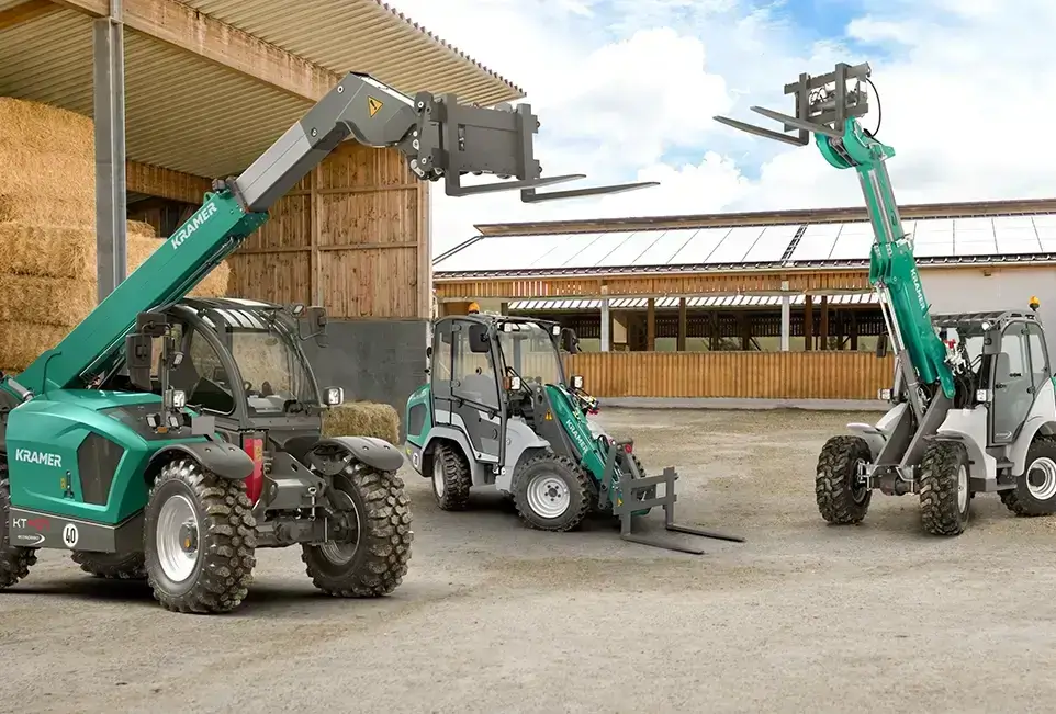 Gabelstapler von Kramer vor Scheune