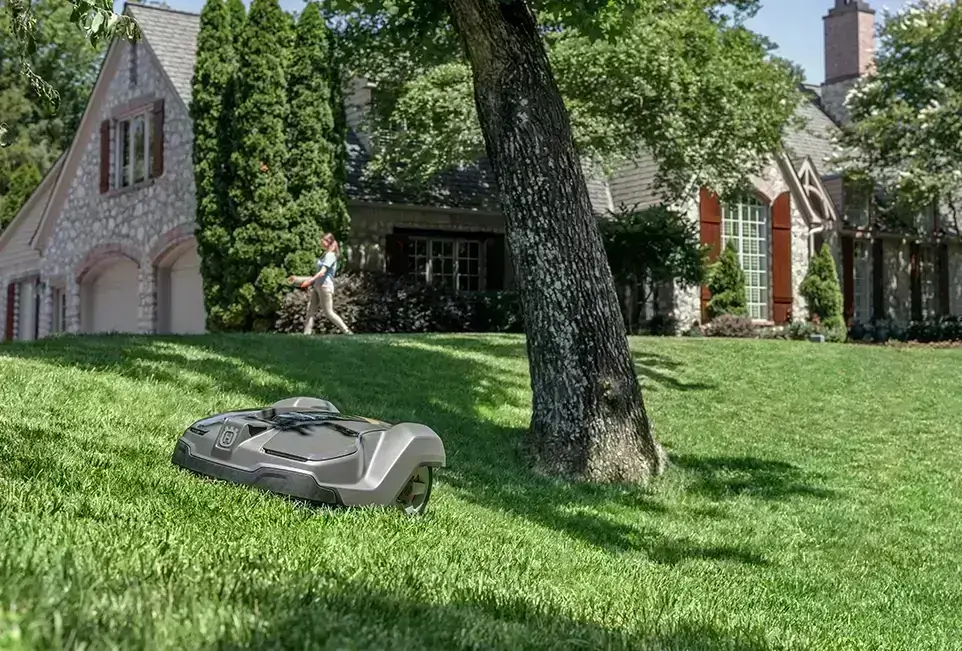 Rasenmäher-Roboter vor Wohnhaus