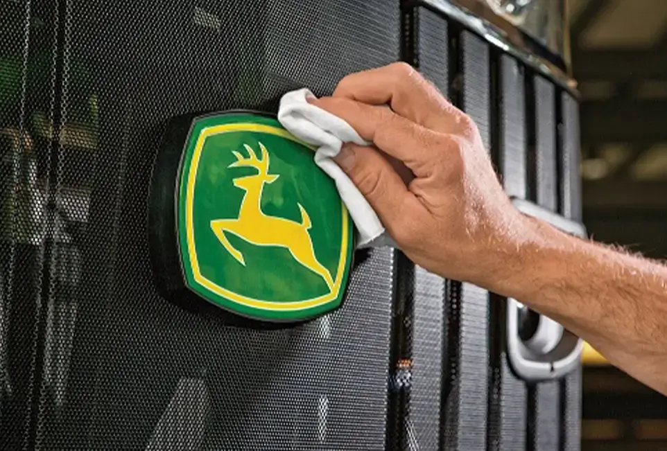 Polieren von John Deere Logo