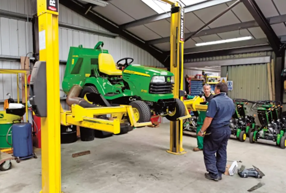 Fahrbarer Rasenmäher auf Hebebühne