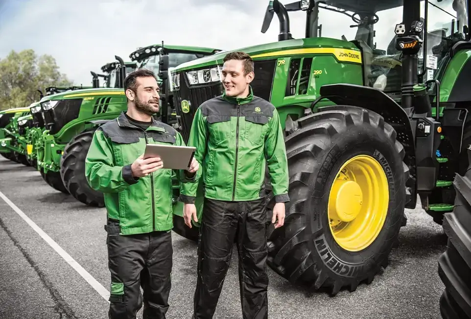 Gespräch zwischen Mitarbeitern vor Fuhrpark