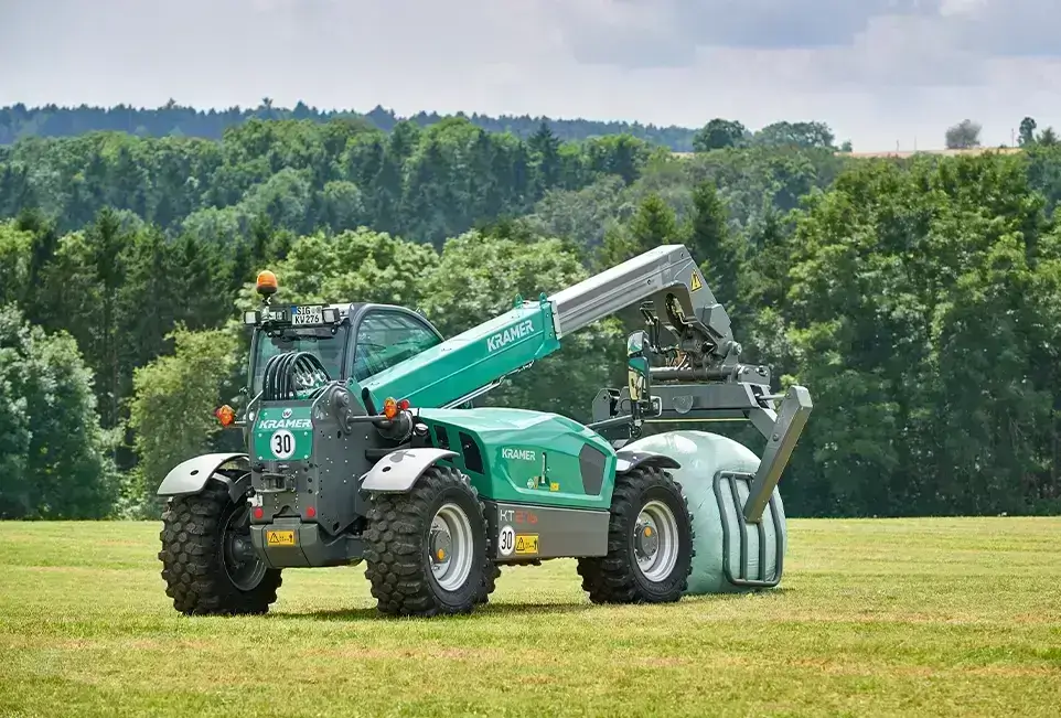 Landmaschine beim Heuballen einfolieren