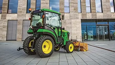 Landwirtschaftliches Gerät vor Gebäude