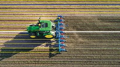 Trecker auf Feld aus Vogelperspektive