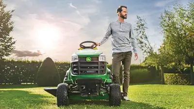 Rasenmäher mit Sitz in Garten