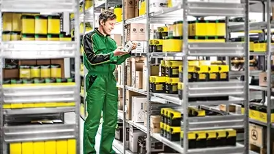 Mitarbeiter im Lager