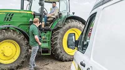 Mitarbeiter im Gespräch auf Trecker