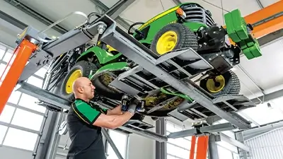 Trecker auf Hebebühne