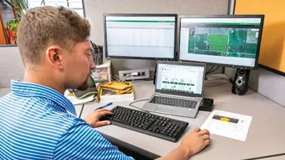 Mitarbeiter an seinem Arbeitsplatz im Büro