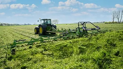 Trecker beim Boden-Auflockern