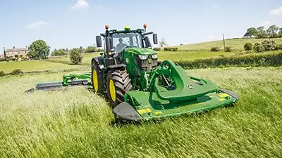 Landmaschine beim Rasen-Mähen