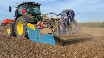 Landmaschine auf dem Acker