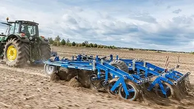 Landmaschine mit Anhänger auf dem Acker