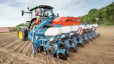 Trecker in Fahrt auf dem Feld