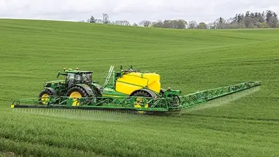 Landmaschine beim Rasen-Sprengen