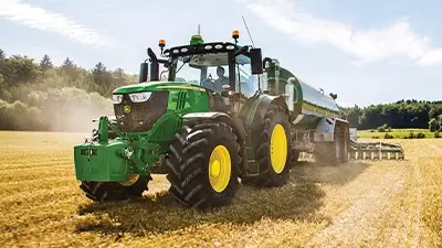 Trecker mit Fass auf Feld