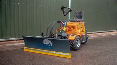 Fahrbarer Untersatz mit Schubschaufel