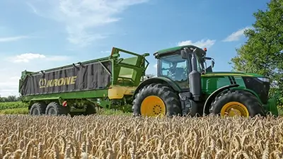 Trecker mit Anhänger auf Feld