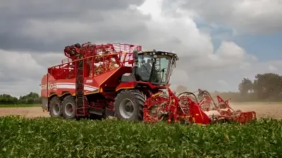 Landwirtschaftliche Maschine auf dem Feld