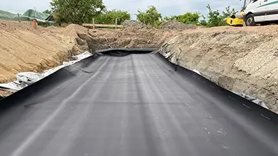 Grube ausgelegt mit Folie