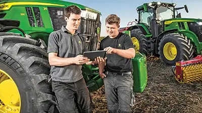 Mitarbeiter im Gespräch auf Feld