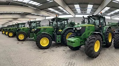 Aufreihung John Deere Trecker in Halle