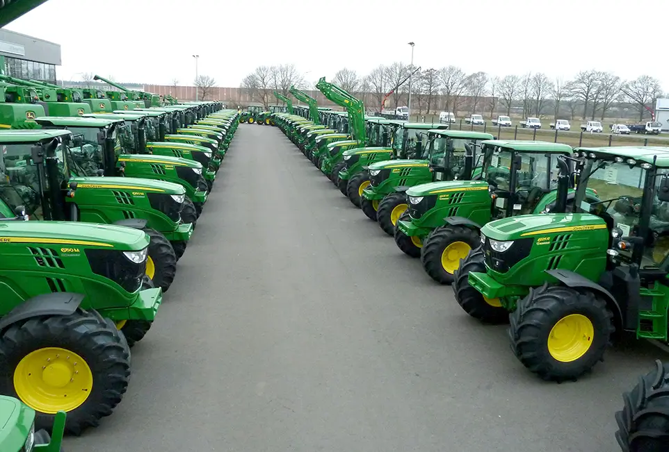 John Deere Trecker in einer langen Reihe