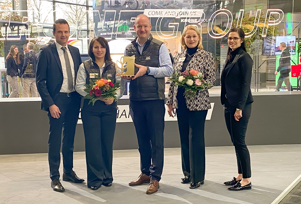 Donna Paola Höving, Florian Brandt und Dorothee Renzelmann nehmen den TEAM-Award auf der Agritechnica 2023 in Empfang