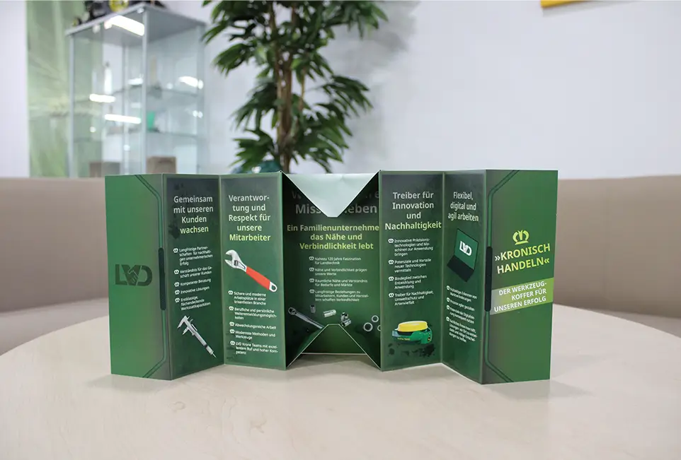 Kronisch handeln Werkzeugkasten geöffnet und aufrecht auf einem Tisch stehend